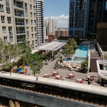 מלון Kimpton Margot Sydney By Ihg מראה חיצוני תמונה The rooftop pool at the Ritz-Carlton