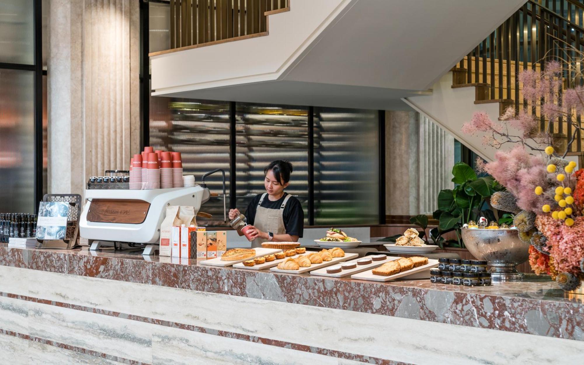 מלון Kimpton Margot Sydney By Ihg מראה חיצוני תמונה A barista at work