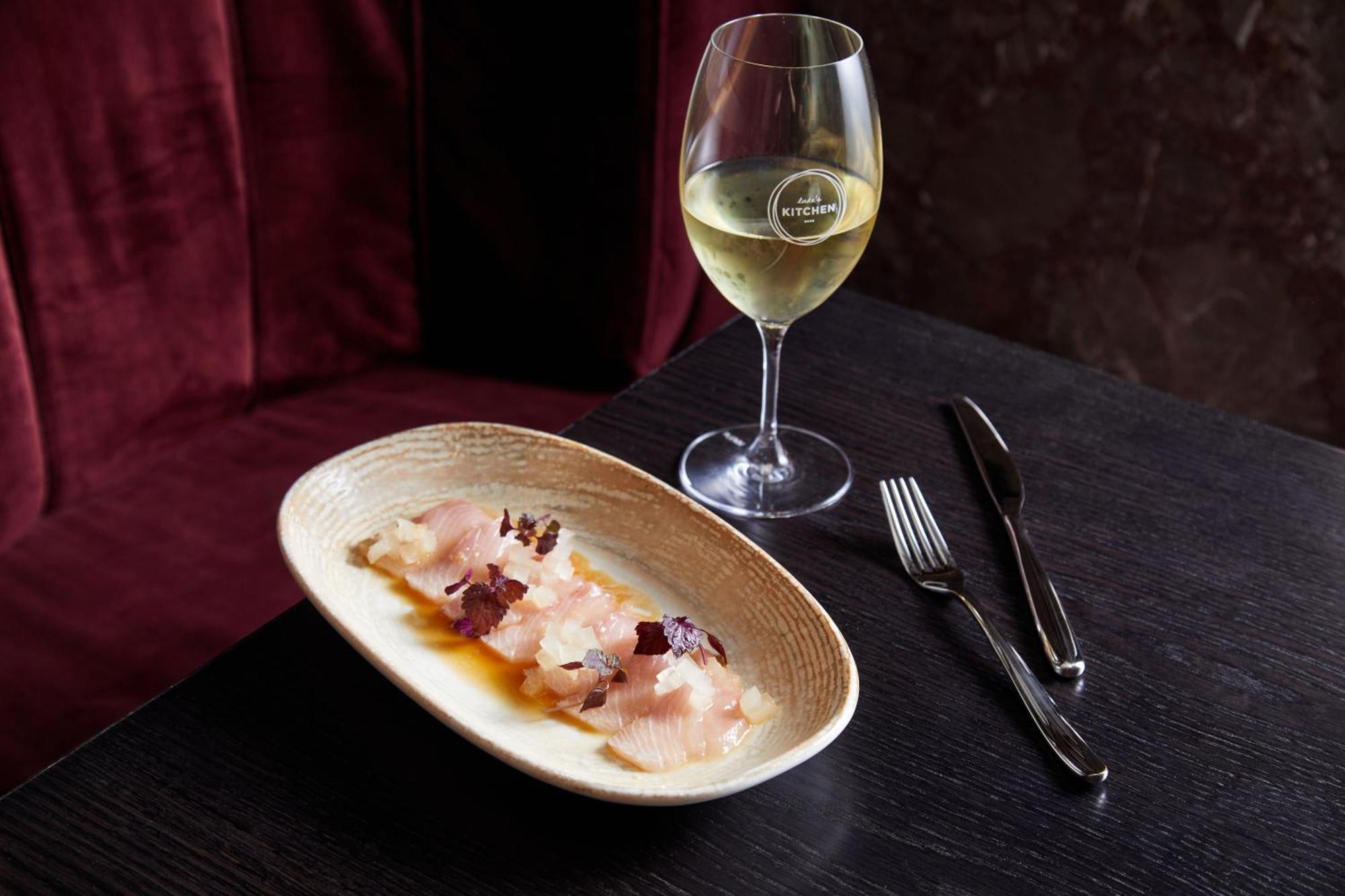 מלון Kimpton Margot Sydney By Ihg מראה חיצוני תמונה A glass of white wine with a meal