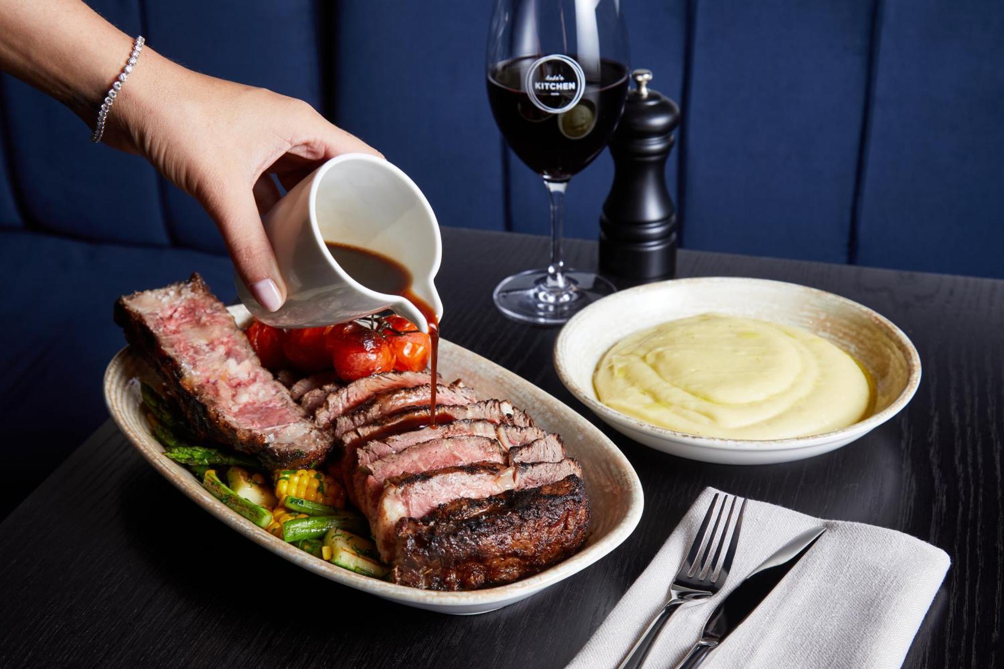 מלון Kimpton Margot Sydney By Ihg מראה חיצוני תמונה A steak being served with a side of mashed potatoes