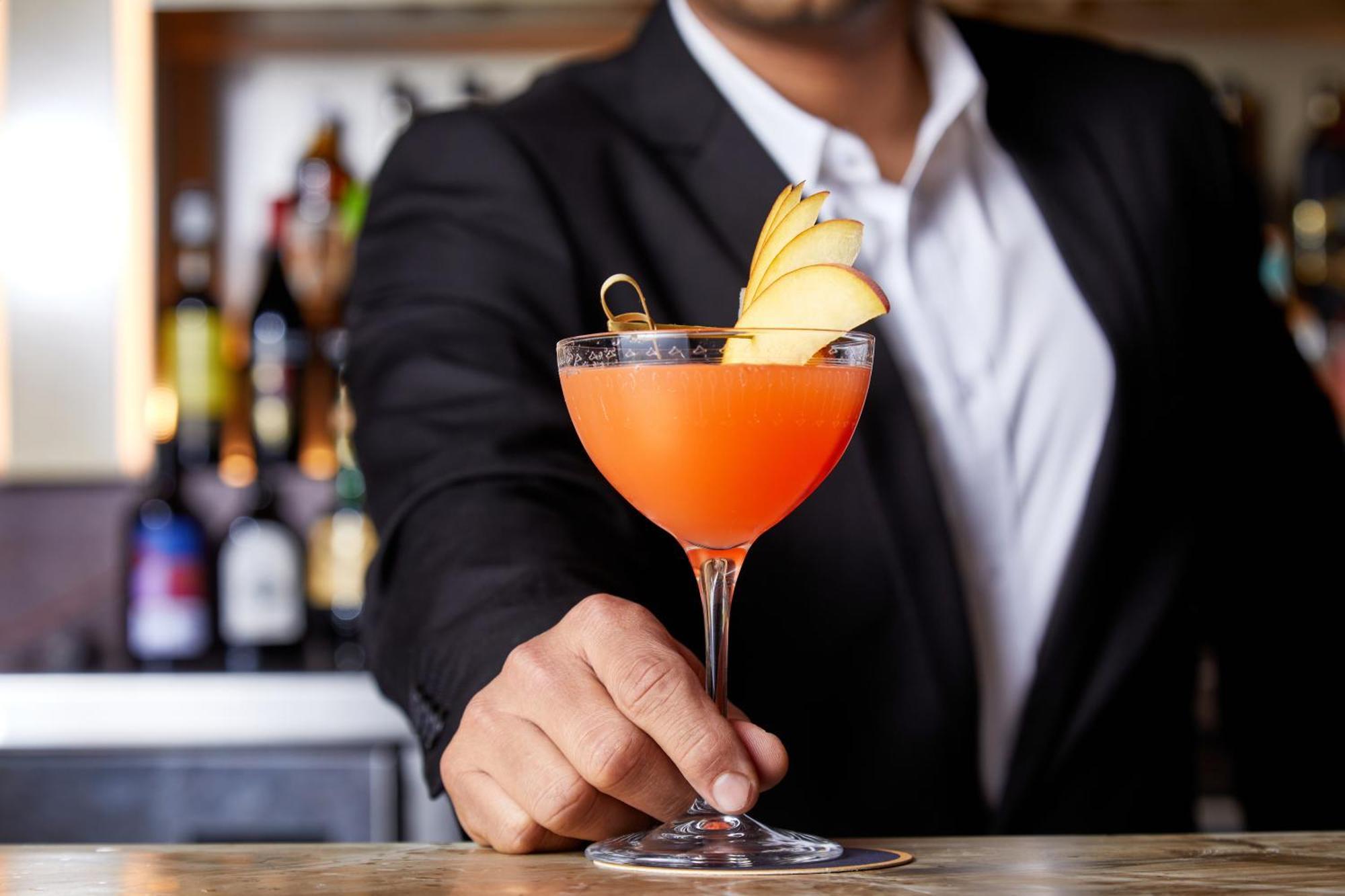 מלון Kimpton Margot Sydney By Ihg מראה חיצוני תמונה A bartender serving a cocktail