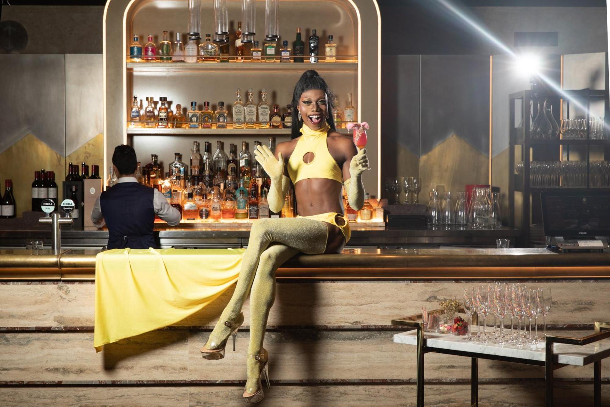 מלון Kimpton Margot Sydney By Ihg מראה חיצוני תמונה A model wearing a yellow latex ensemble