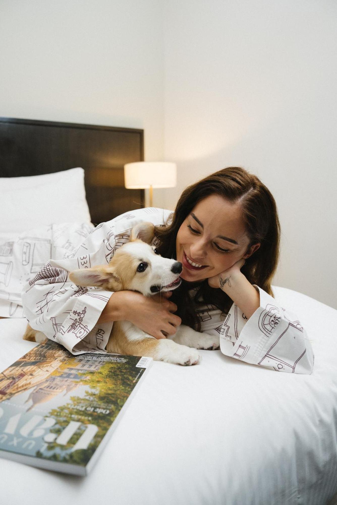 מלון Kimpton Margot Sydney By Ihg מראה חיצוני תמונה A woman with her dog